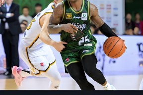 关于马德里竞技训练开放日，集结日临场应变引欢呼，CBA季后赛在即，临场指挥获称赞的信息